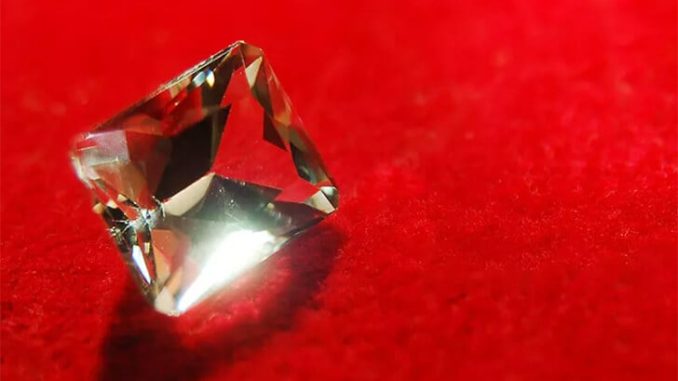 A Woman Wore a Ring She Found On The Beach For 30 Years, Looks Again & Realizes She is a Millionaire