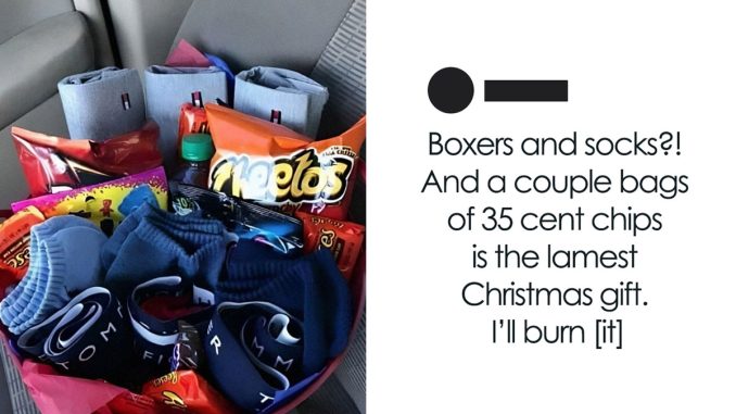 “Don’t Ruin My Children’s Christmas!”: 38 Awful Holiday Choosing Beggars (New Pics)
