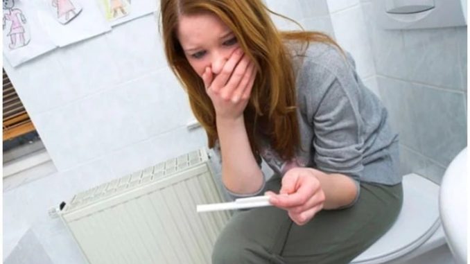 Un ventre mystérieusement arrondi laisse une femme croire qu’elle est enceinte – Mais la réalité était autre chose…