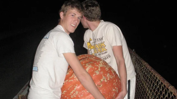 35 Snapshots Of Total Strangers That Accidentally Became Someone’s Treasure